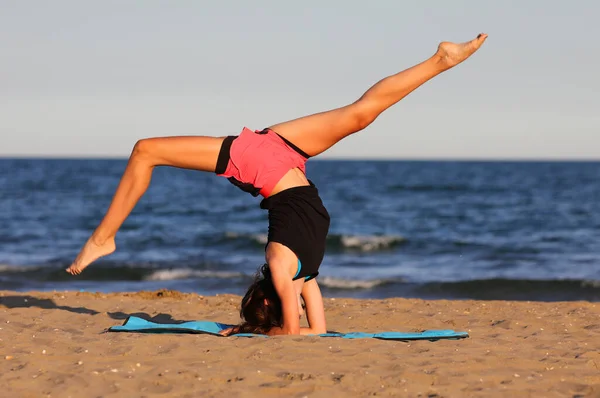 Athletic Slender Girl Sea Does Gymnastic Training Head Strengthen Muscles — Zdjęcie stockowe