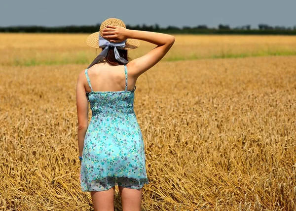 Young Girl Summer Dress Straw Hat Wheat Field Countryside — Stock Photo, Image