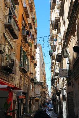Napoli 'nin dar sokaklarında birbirine çok yakın olan evlere İspanyol Mahallesi deniyor.