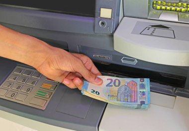Avro 20 banknotlarını Avrupa 'daki bir ATM' den çeken bir gencin eli