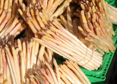 sebze standında satılık kuşkonmaz.