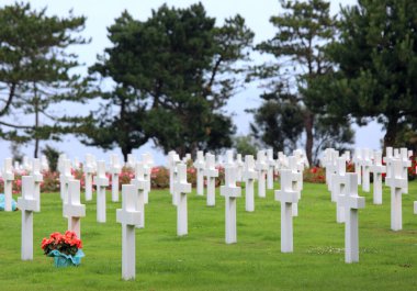 Colleville-sur-Mer, FRA, Fransa - 21 Ağustos 2022: Amerikan Askeri Mezarlığı ve askerlerin mezarlarında beyaz haçlar