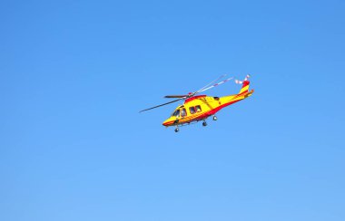 Roma, RM, İtalya - 2 Temmuz 2023: Operasyon sırasında sarı helikopter kurtarma operasyonu