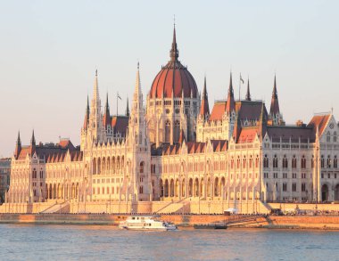 Budapeşte, B, Macaristan - 20 Ağustos 2023: Macaristan Parlamento Binası ve Tuna Nehri gün batımında