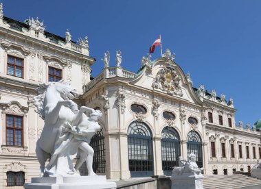 Viyana, WIEN, Avusturya - 22 Ağustos 2023: Beyaz Heykel ve İnsansız Üst Belvedere Kalesi