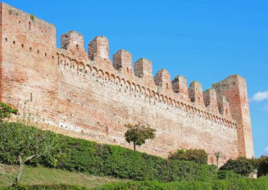 Cittadella, PD, İtalya - 24 Eylül 2023: Tower and Ancient city wall