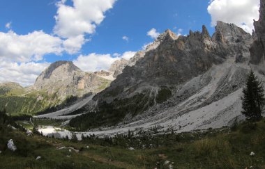 Kuzey İtalya 'daki VAL VENEGIA tatil beldesinde Avrupa Alpleri' nin nefes kesici dağ manzarası
