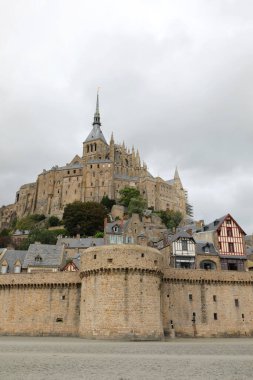 Kuzey Fransa 'daki Normandiya' da Mont Saint Michel Manastırı ile tepe