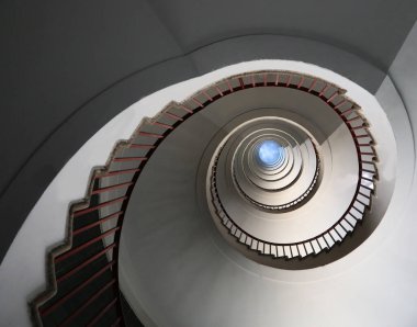 Gökyüzüne yükselen sarmal merdiven ve yukarıdaki delikte mavi maviliği görebilirsiniz.