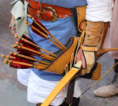 Tarihi canlandırma sırasında oklar için deri titreşimli okçu ve ortaçağ kıyafetleri.