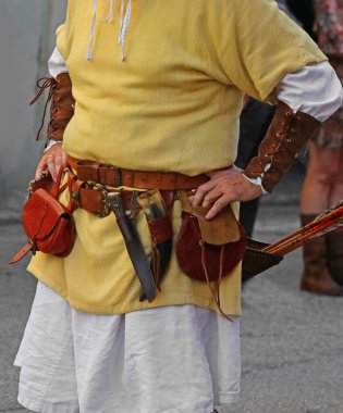 Tarihi canlandırma sırasında okçu deri okçu ve ortaçağ aletleri ile kemer avı