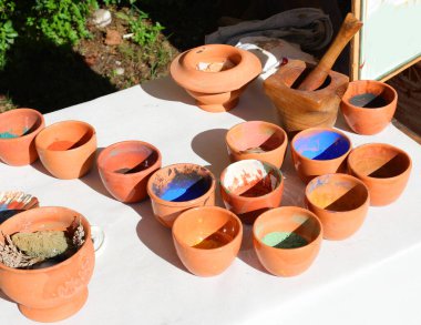 Orta Çağ 'da renkli boyama için kullanılan bir çok terracotta kasesi var.