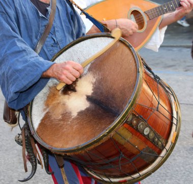Eski davulcu hayvan derisi ve ortaçağ kıyafetlerinden yapılmış eski bir davul çalar.