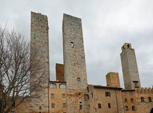 Orta İtalya 'nın Toskana şehrinin Siena kenti yakınlarındaki SAN GIMIGNANO kasabasında beş antik kule