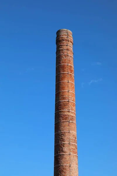 Hoge Schoorsteen Gemaakt Met Bakstenen Van Een Bilfabriek Blauwe Lucht — Stockfoto