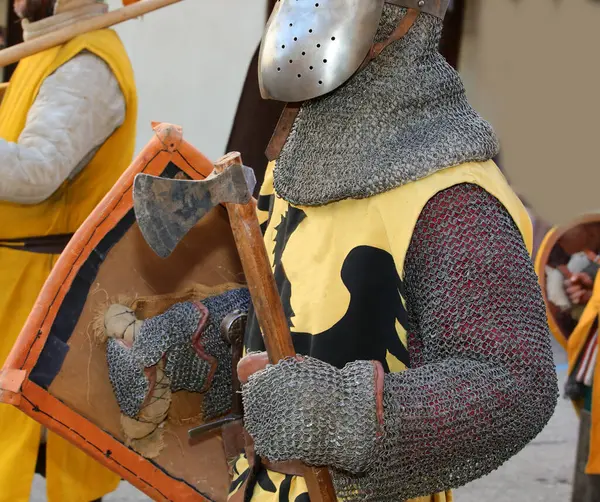 Middeleeuwse Ridder Met Aanvalsbijl Harnas Beschermende Metalen Helm Zijn Hoofd — Stockfoto