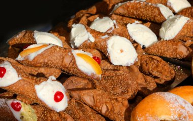 İtalya 'nın tipik Sicilya Bölgesi tatlısı CANNOLO SICILIANO Satılık