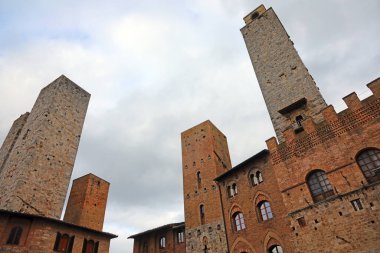 Orta İtalya 'nın Toskana şehrinin Siena kenti yakınlarındaki SAN GIMIGNANO kasabasında beş antik kule