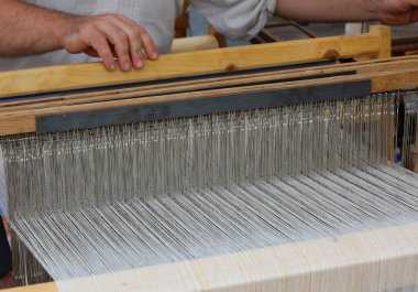 Kumaş dokumak için eski ahşap dokuma tezgahı.