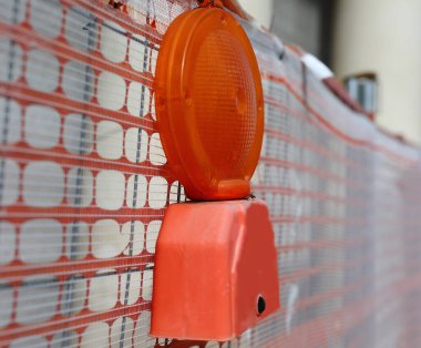 Çitin üzerindeki kırmızı yol yapım lambası çalışmanın devam ettiğini gösteriyor.