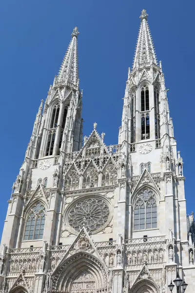 Avusturya 'da Avusturya dilinde votivkirche adı verilen adak kilisesinin iki çan kulesi