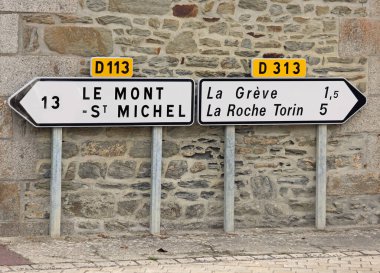 Mont Saint Michel 'e giden yol işaretleri ve Fransa' daki diğer yerler.
