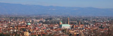 Kuzey İtalya 'daki Veneto Bölgesi' ndeki VICENZA kentinin geniş panoramik manzarası ve arka plandaki dağlar