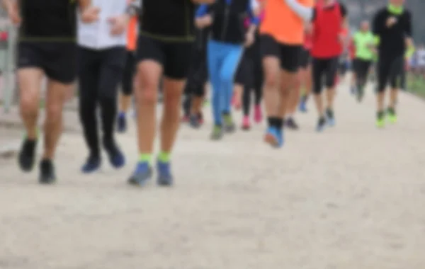 Celowo Nieostre Nogi Biegaczy Biegających Grupie Podczas Wyścigów Pieszych Mieście — Zdjęcie stockowe