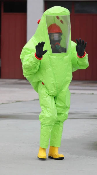 在分析受污染空气时 身穿全套防护装备及戴头盔的自给式呼吸器的人士 — 图库照片