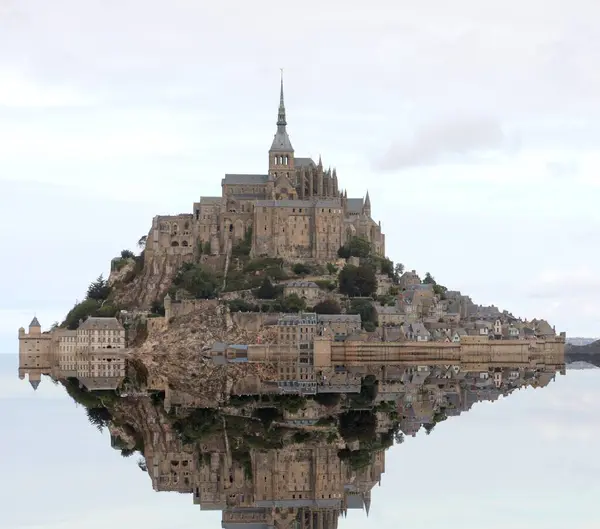 Mont Saint Michel Abdij Reflectie Zee Bij Hoogwater Zonder Mensen — Stockfoto