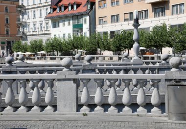 Orta Avrupa 'nın Sloven başkenti Ljubljana' daki ünlü Üçlü Köprü 'nün balustrade' i