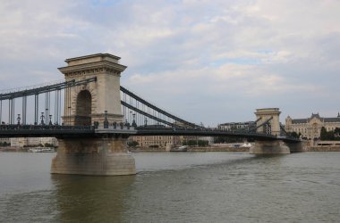 Orta Avrupa 'daki Budapeşte Macaristan' da Szechenyi Zincir Köprüsü adında ünlü bir tarihi eser.