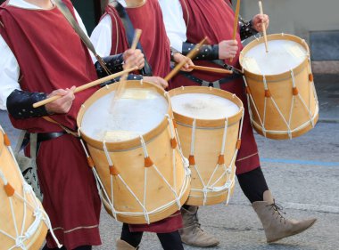 Ortaçağ kıyafetleriyle davulcular ve antik enstrümanlar açık hava köyünün sokaklarında tarihi yeniden canlandırma sırasında