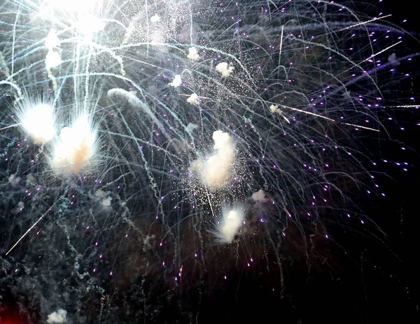 国民の祝日のお祝いの間に多くの輝く輝く花火が空で爆発しました — ストック写真