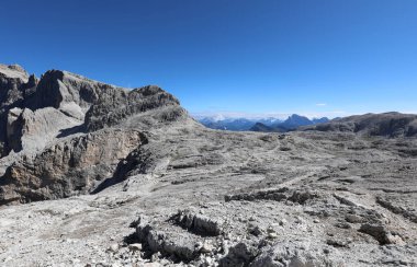 DOLOMITES Grubu 'nda Avrupa Alplerindeki İtalyan Dağı' na İnsanlarla Bakış