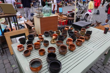 Antikacıda satılık bakır vazolar ve kazanlar açık bit pazarında satılıyor.