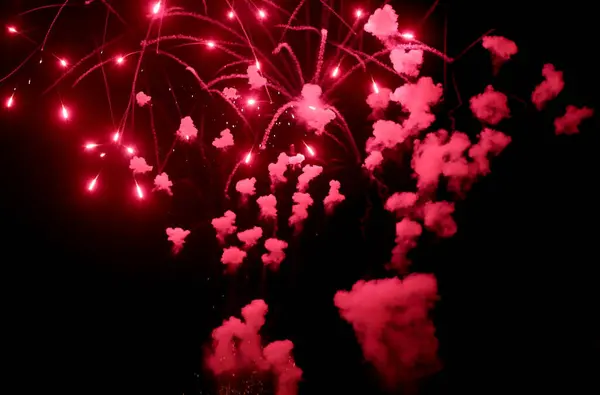 夜の祭りの間に巨大な花火のカラフルな爆発 — ストック写真