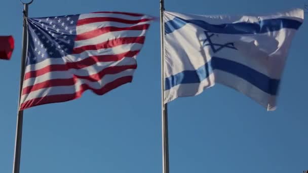 大卫之星在蓝天飘扬的美国和以色列国旗 — 图库视频影像