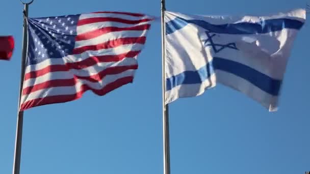 美国国旗和以色列国旗与大卫之星在蓝天飘扬 — 图库视频影像