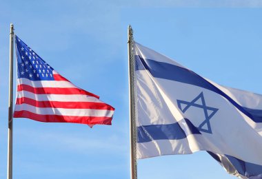 İki büyük İsrail ve Amerikan bayrakları gökyüzünde insanlar olmadan sallanıyor.