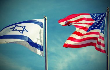 Rüzgarda sallanan Amerikan ve İsrail bayrakları mavi gökyüzünde antika bir efektle