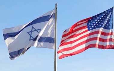 İki İsrail ve Amerikan bayrağı gökyüzünde insanlar olmadan dalgalanıyor.
