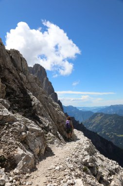 Avrupa 'nın yüksek dağlarında sırt çantalı bir kadın.
