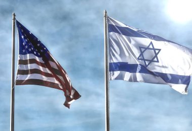 Rüzgarda sallanan Amerikan ve İsrail bayrakları güneş ve antika etkisiyle gökyüzünde birlikte