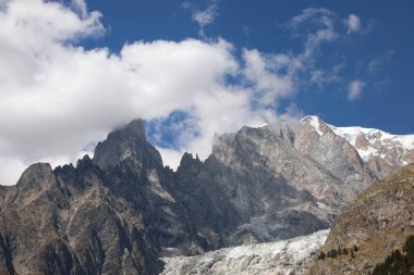 Fransa sınırındaki Mont Blanc dağı yazın Valle di Aosta bölgesinden görüldü.