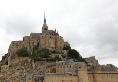 Fransa 'da alçak gelgit sırasında tepenin üzerine inşa edilen Abbey kilisesiyle ünlü Mont Saint Michel manastırı.
