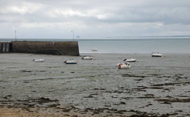 Cancale Fransa 'nın kuzeybatısında küçük bir kasabadır ve düşük gelgitler ve kıyıya vuran tekneleriyle ünlüdür.