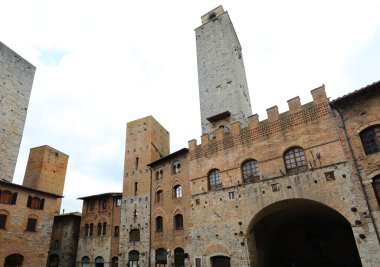 Orta İtalya 'nın Toskana bölgesindeki SAN GIMIGNANO caddesinin ortaçağ binalarından ve kulelerinden manzara