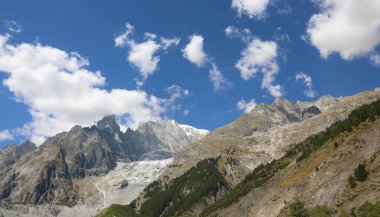 Fransa ile İtalya sınırındaki Mont Blanc dağı yazın Valle di Aosta bölgesinden görüldü.