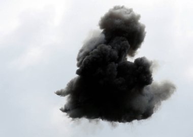 Büyük patlamadan sonra gökyüzünde büyük siyah bir duman bulutu oluştu.